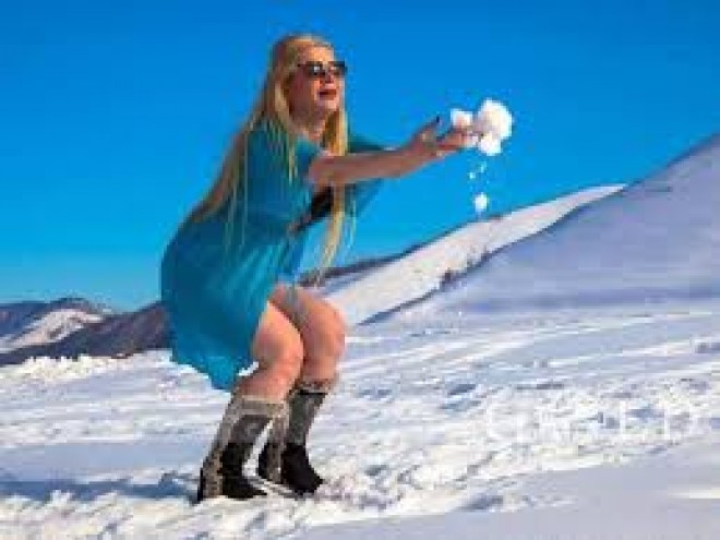 Müğənni qarlı havada bikinidə - foto