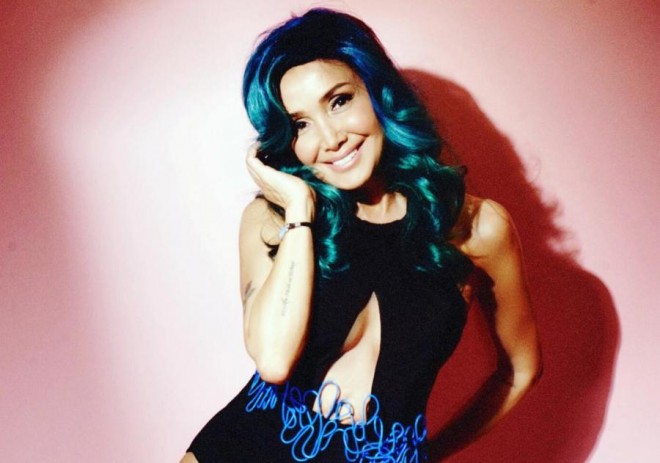 Müğənni Afrikada fili "övladlığa" götürdü