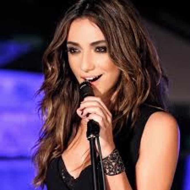 Türkiyəli müğənni “Düşün məni” oxudu - video