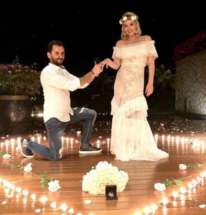 Müğənniyə 14 ildən sonra evlilik təklif olundu - foto