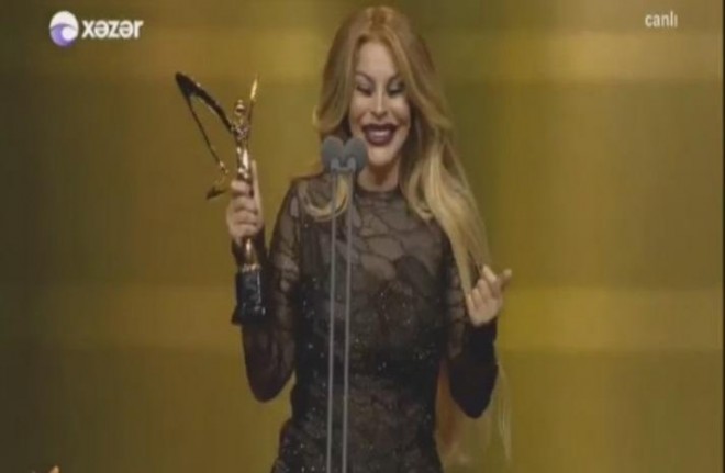 Aygün ilin qadın müğənnisi oldu - video