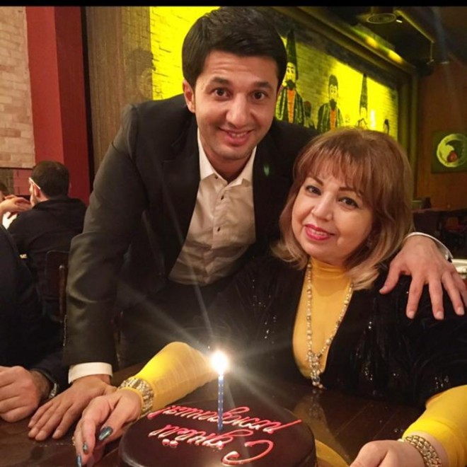 Xəyyam Nisanovun anası ilə fotosu