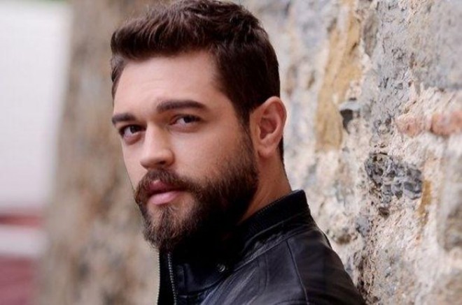 Aktyor başqa qadınla gəzir