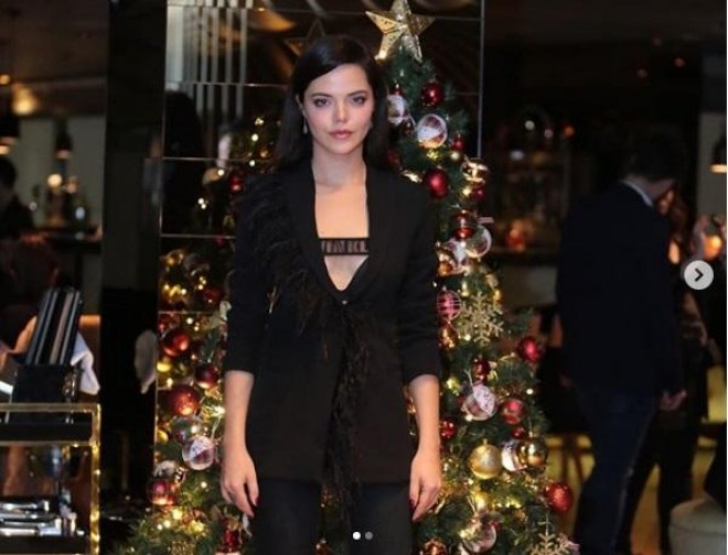 Aktrisa gecəyə belə geyindi