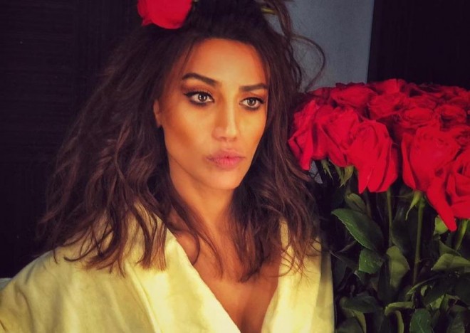 Röya hamam xalatında şəkil çəkdirdi 