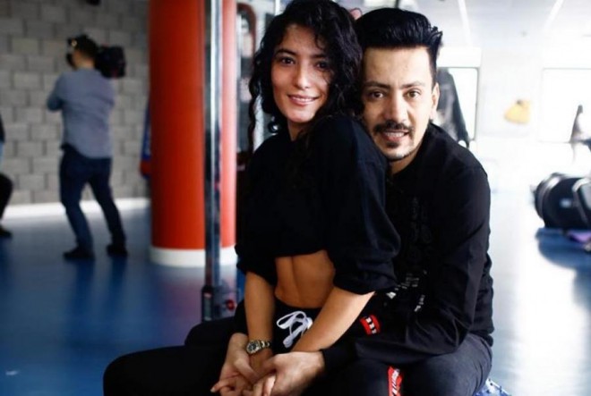 Müğənni aparıcı ilə qucaqlaşdı&nbsp;