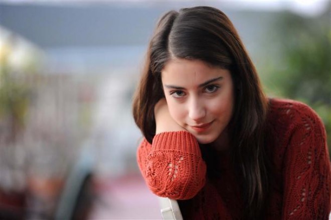 Hazal Kaya inanclara əməl edir