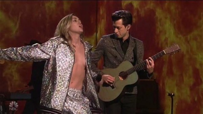 Müğənni səhnəyə fərqli tərzdə çıxdı - foto