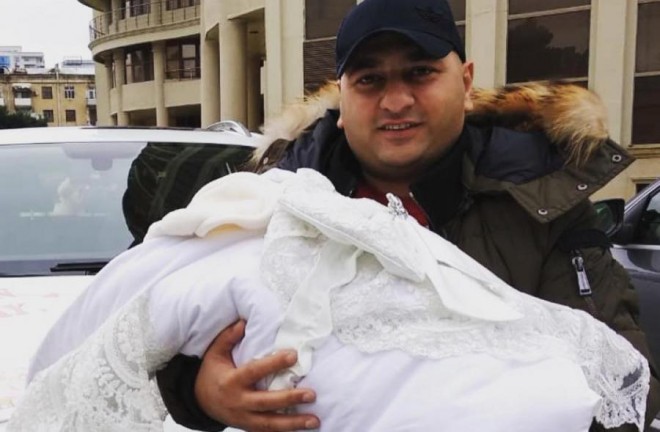 Aktyor iki qız atası oldu