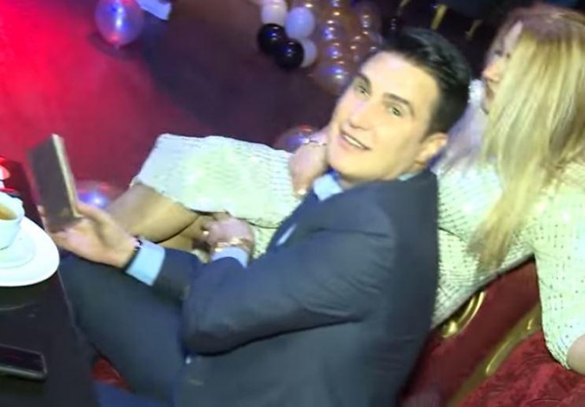 Nadir prodüserin&nbsp;ətəyini qaldırdı - video