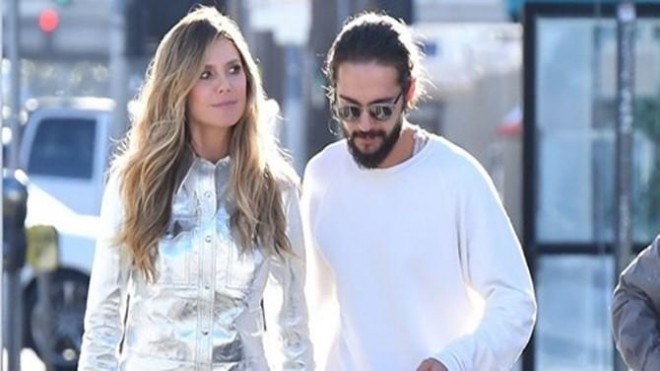 Model hamının yanında öpüşdü&nbsp;