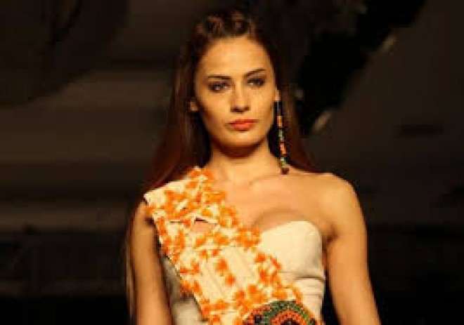 Model qayınanası və qayınatasını tutdurdu