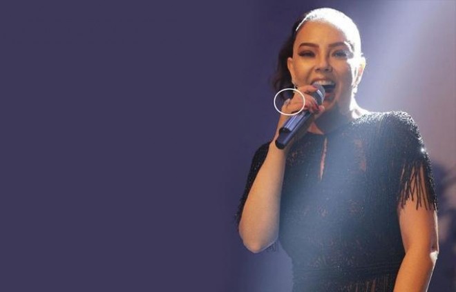 Ebru Gündeş üzüyü ilə diqqət çəkdi