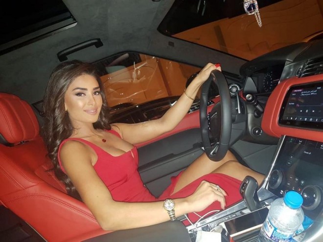 Pərvin Abıyeva avtomobildə şəkil çəkdirdi