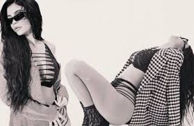 Modelin yarıçılpaq fotosessiyası