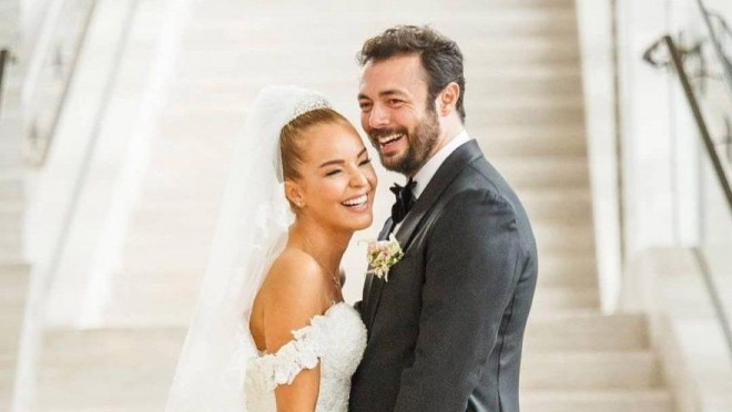 Müğənni hamiləliyini gizlədir