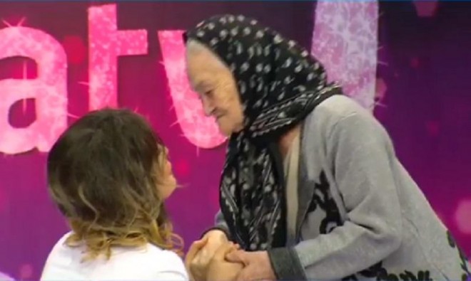 Anasının qarşısında diz çökdü