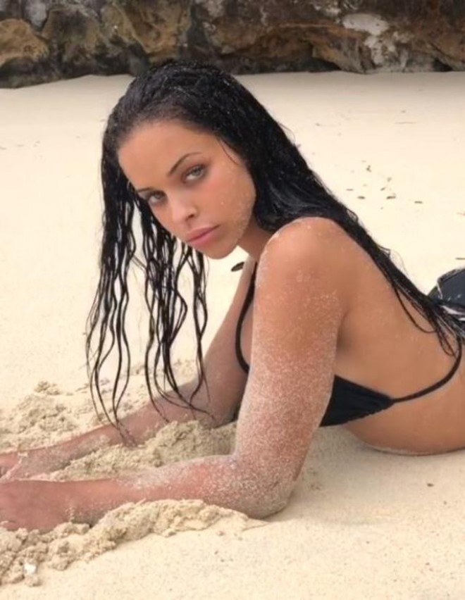 Model gözəlliyi ilə seçilir - foto