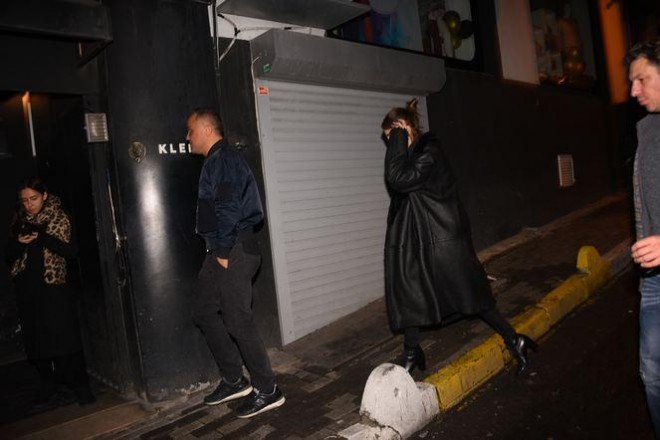 Hadise üzünü gizlətdi - foto