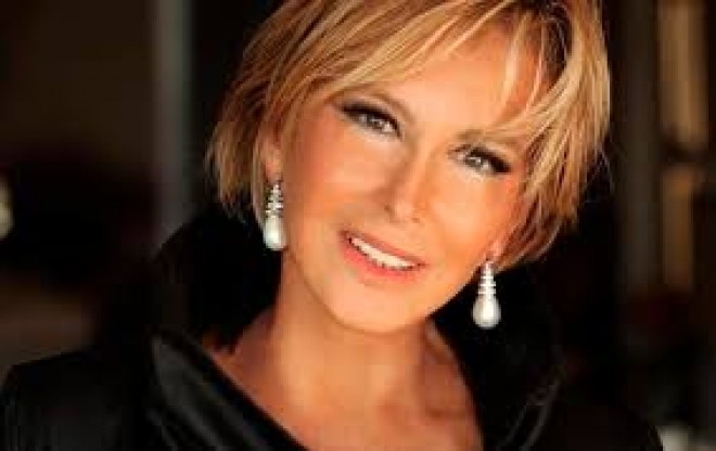 Aktrisanın başı güzgüyə dəydi