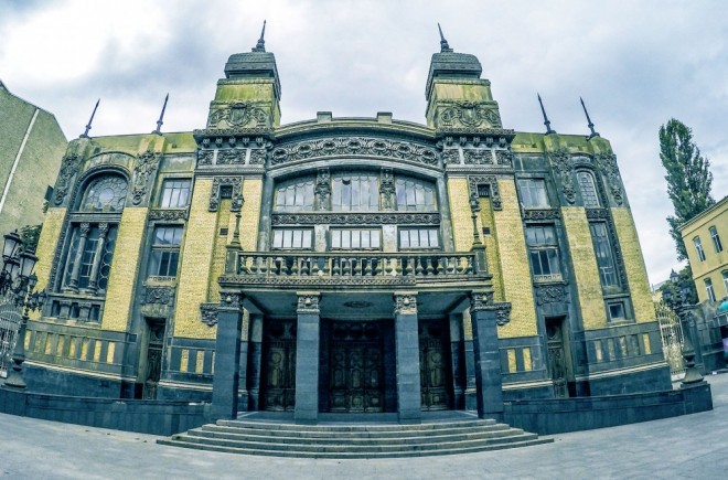 Bir gündə iki tamaşa göstərildi