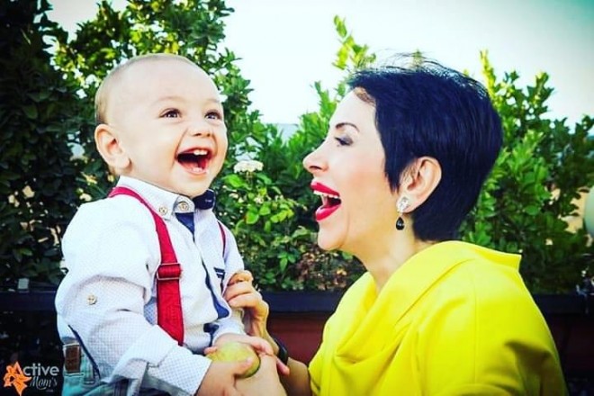 Emma Ələkbərzadənin oğlu ilə şəkli