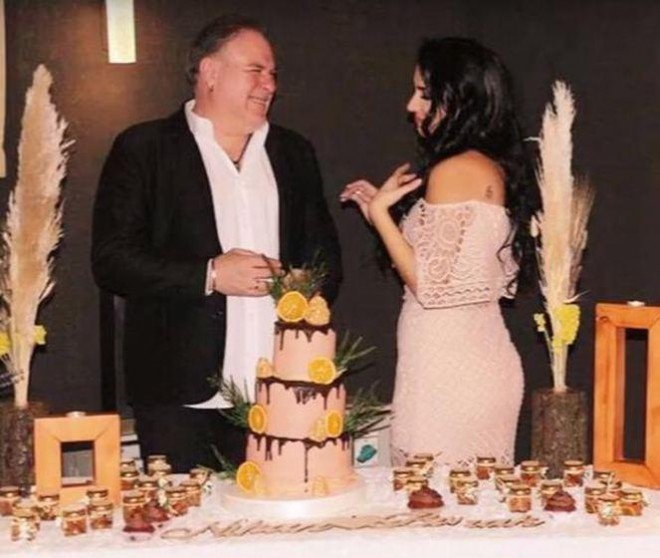 Sevgililər nişanlandılar - foto