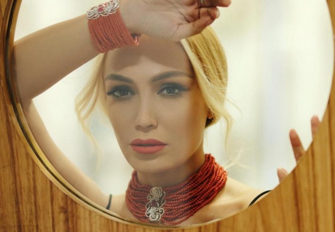 Nura Suri tıxacdan şikayətləndi - video