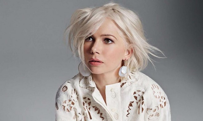 Aktrisa duş alarkən qəhvə içir