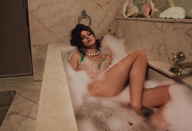 Model&nbsp;jurnal üçün soyundu - foto