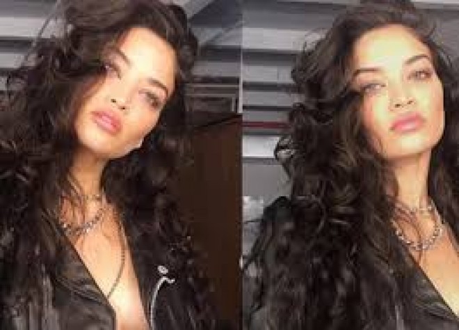 Model alt paltar geyinmir - foto