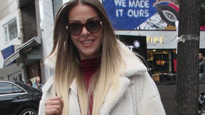 Model-aparıcı yenidən podiuma çıxır