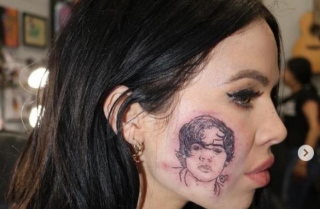 Müğənni şəkli yanağına döydürtdürdü - foto