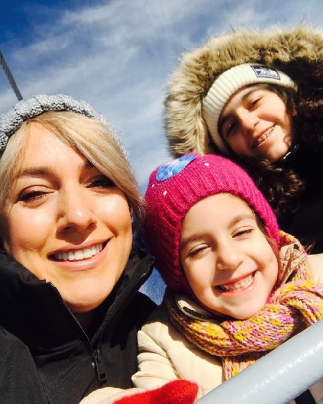 Əməkdar artistin qızları ilə şəkli