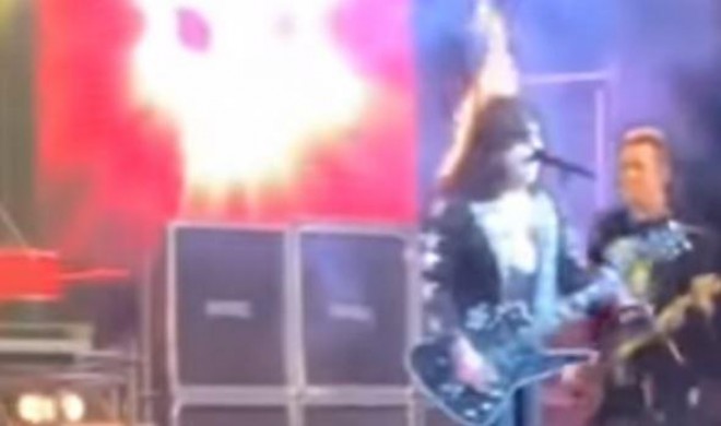 Gitara ifaçısının saçı səhnədə yandı 