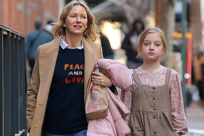 Hollivud ulduzu oğluna&nbsp;qız paltarı geyindirdi - foto