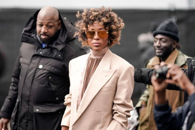 Model 23 yaş kiçik sevgilisini aldadır