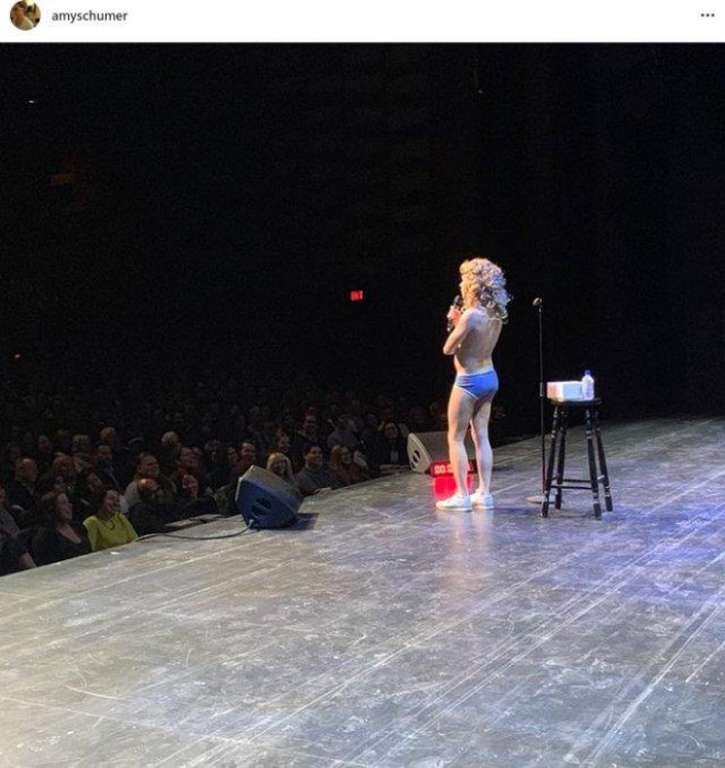 Amerikalı səhnəyə çılpaq çıxdı 