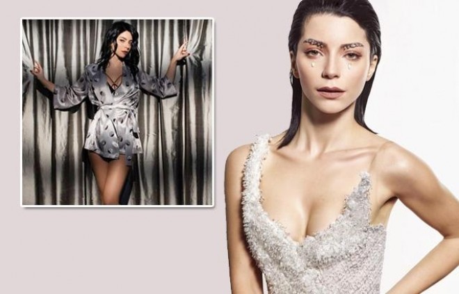 Aktrisanın gecə paltarında şəkli