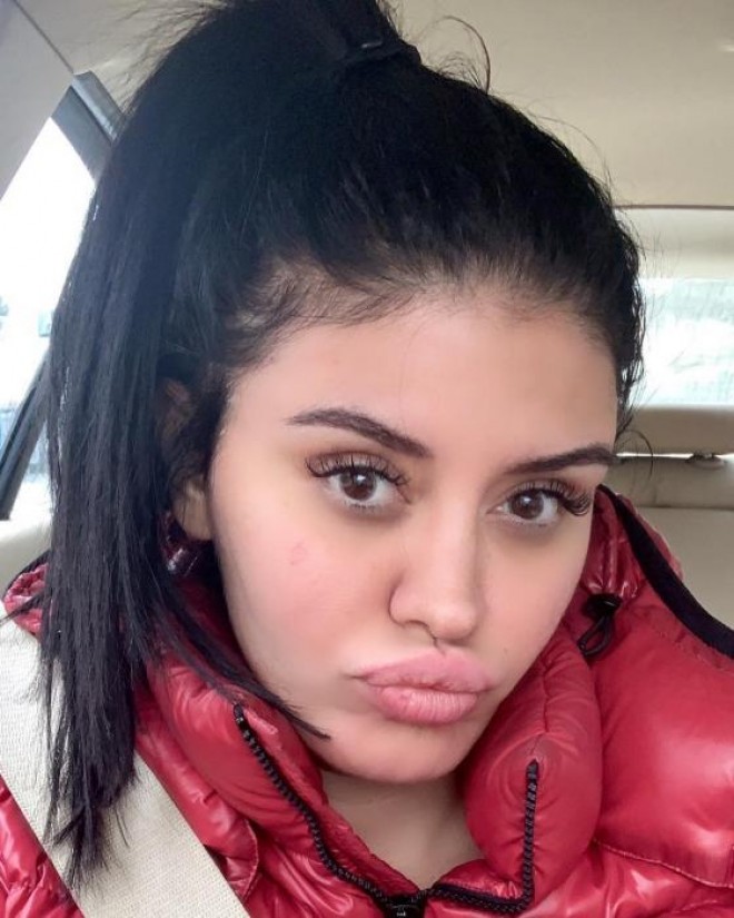 Ebru Polatın makiyajsız halı bəyənildi