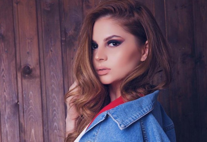 "Anam məni gözündən kənarda qoymayıb" - Aynişan 