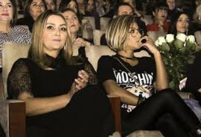 Zülfiyyə və Röya konsertdə rəqs etdilər - video