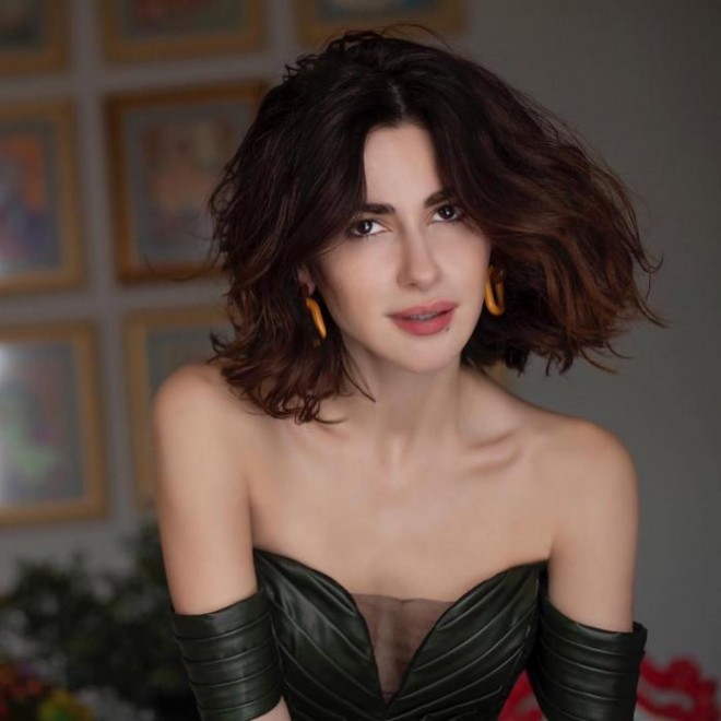 Nəsrin dekolteli koftası ilə diqqət çəkdi