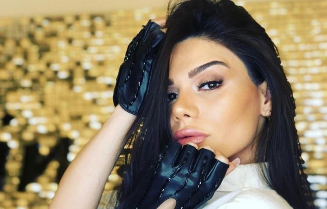 Aysun müğənni anasına güvənir