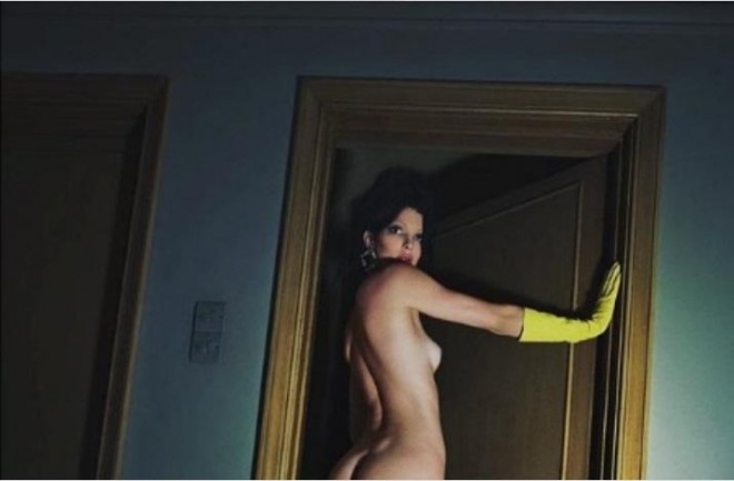 Model çılpaq şəkil çəkdirdi