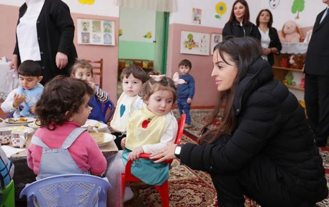 Mehriban Əliyeva Gəncədə körpələrə baş çəkdi