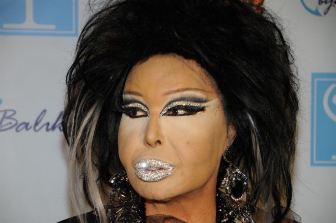 Bülent Ersoy konsertdə qadını vurdu - video