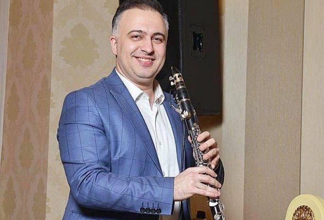 Klarnet ifaçısı qadın müğənniləri təhqir etdi