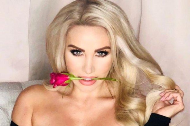 Film ulduzu bikinili şəkillərindən pul qazanır