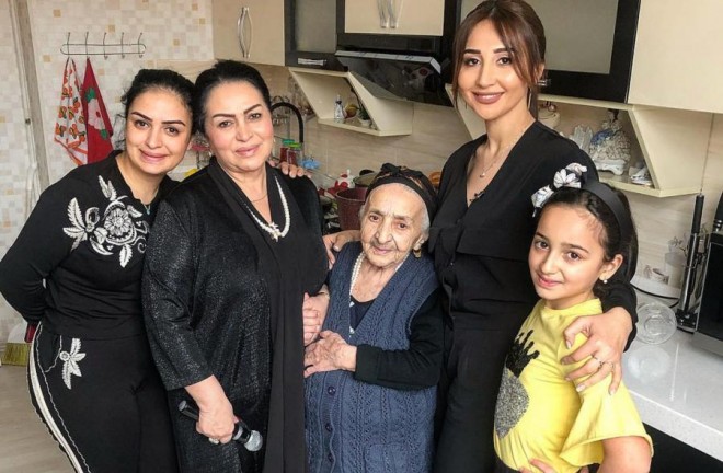 Firuzə İbadovanın ailəsi ilə fotosu&nbsp;